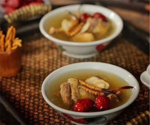 燉冬蟲(chóng)夏草要放冰糖嗎？可根據(jù)個(gè)人口味決定冰糖的用量